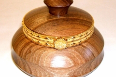 A Walnut trinket box, it measured 125 mm in diameter by about 75 mm high overall.